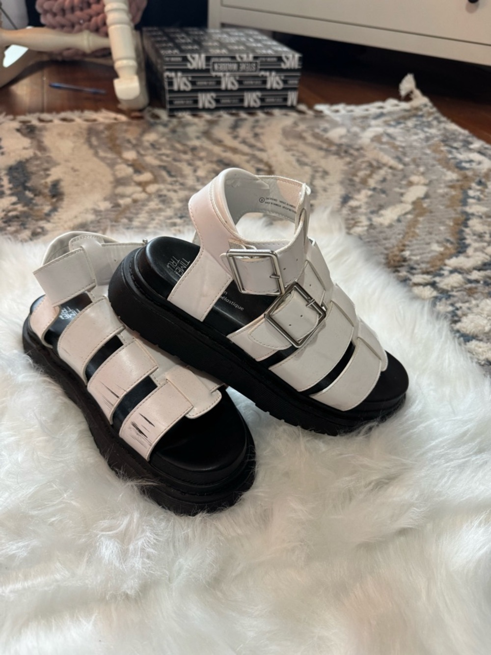 🩷Time and Tru White Strappy Buckle Platform Sandals